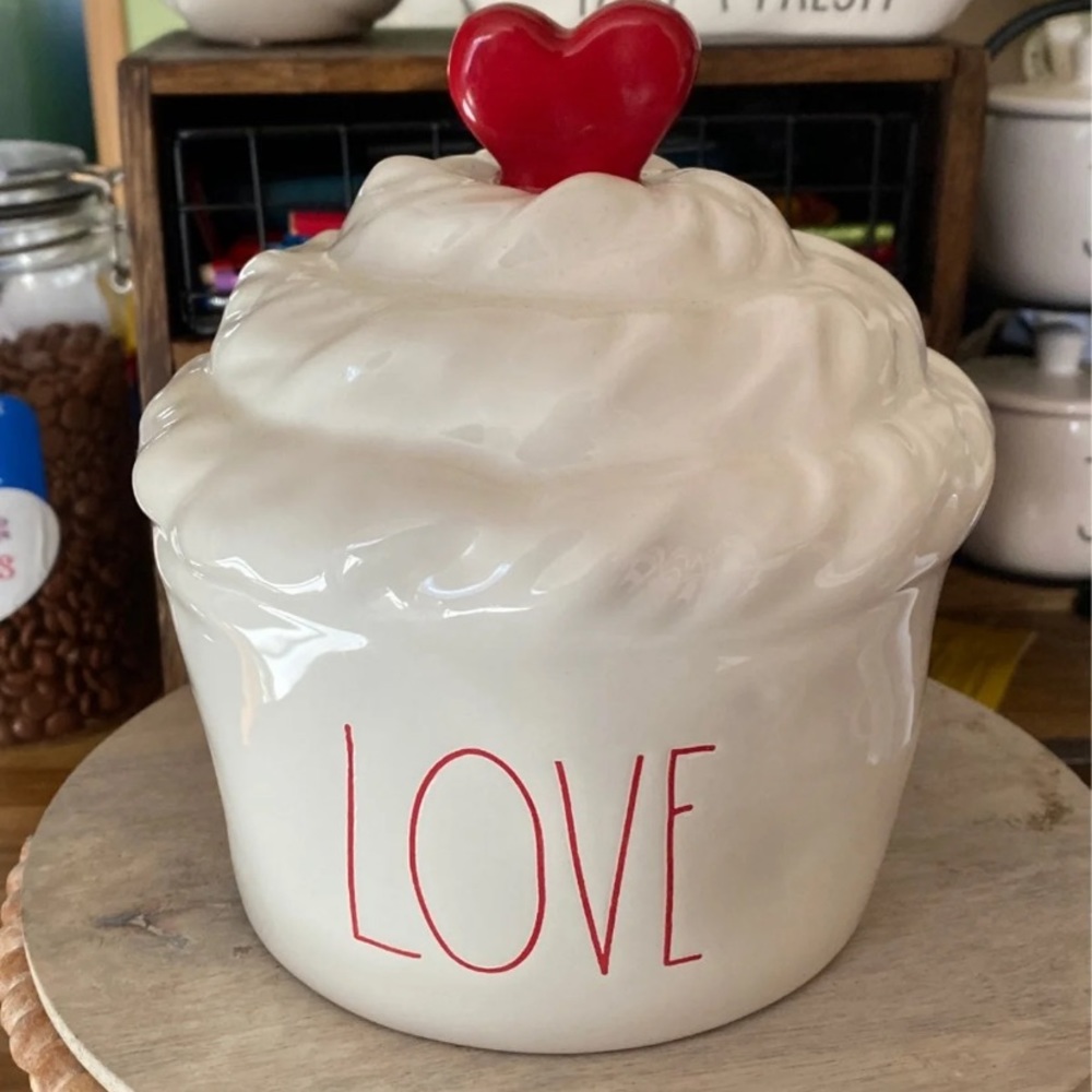 Rae Dunn Love cupcake